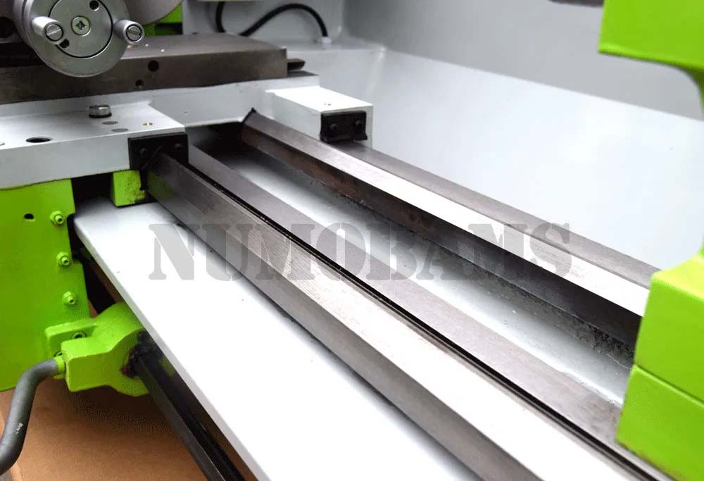 Загальний вигляд токарно-гвинторізного верстата Numobams SJM280 Numobams SJM280 Загальний вигляд токарно-гвинторізного верстата